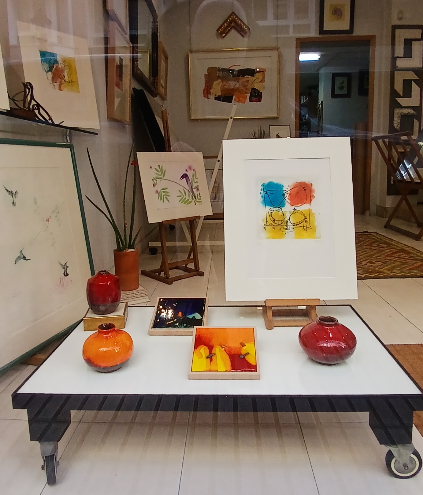 Escaparate con obra gráfica, cerámica artesana y grabados en exposición
