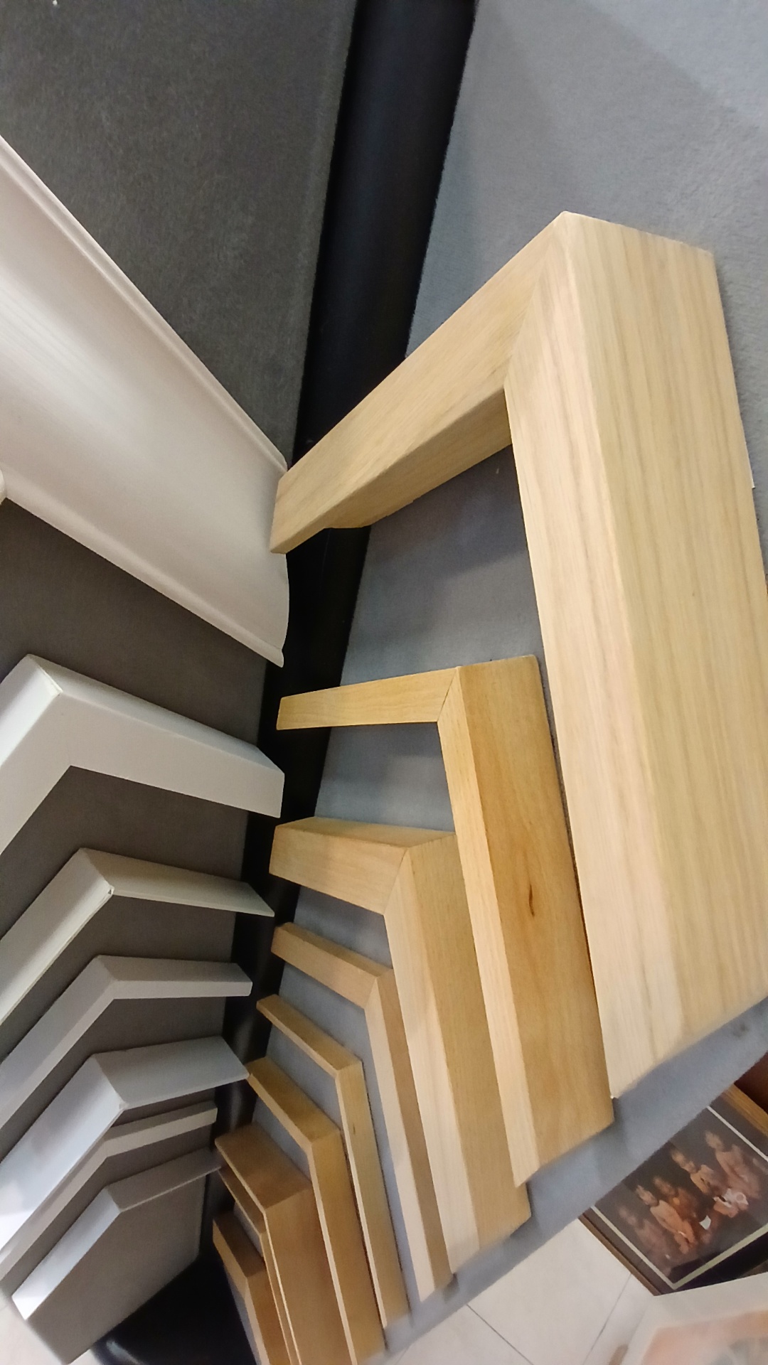 Vista panorámica de molduras de madera en el taller de enmarcación