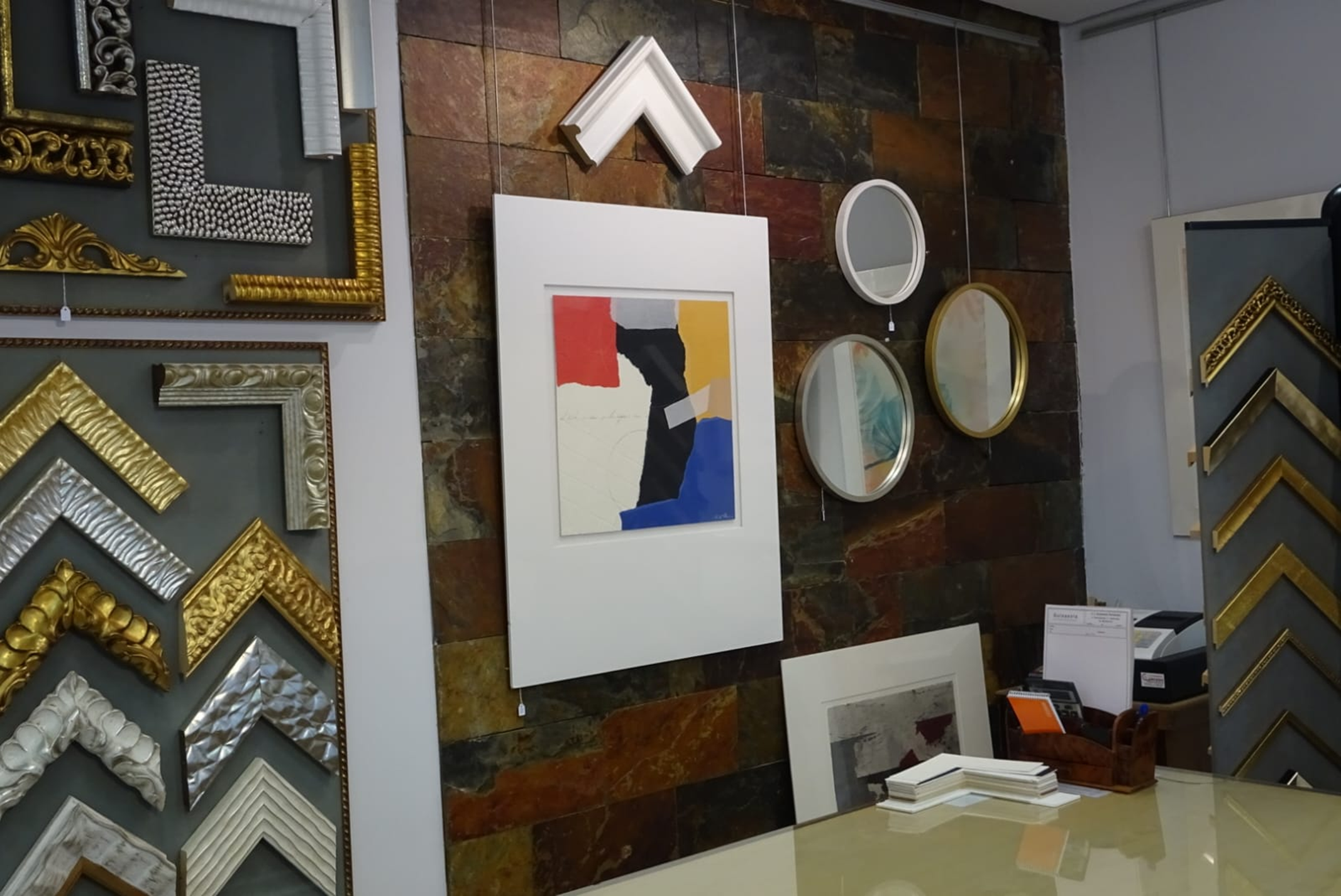Interior del taller de enmarcación Guisasola